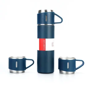 فلاسک مدل vacuum با گنجایش 0.5 لیتر، استیل ضدزنگ 304، دو جداره خلأ، نگهداری گرما 12 ساعت و سرما 24 ساعت، دهانه پیچی و خروجی فشاری، همراه با 3 عدد لیوان سفری، ابعاد 24x6.5x6 سانتی‌متر و وزن 380 گرم